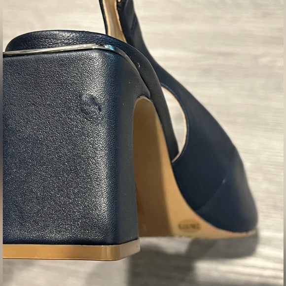 VINCE CAMUTO Deep Navy Leather Hamden Slingback Heels Size 7 New With Defects